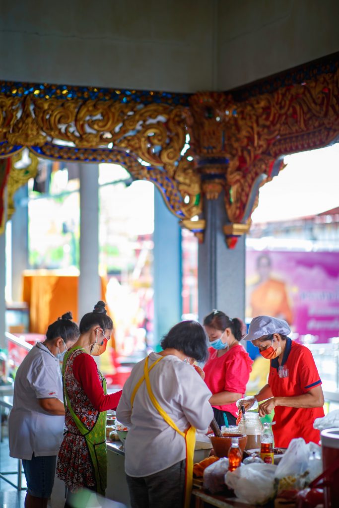 การเตรียมอาหารสำหรับพระสงฆ์ ในบริเวณวัด