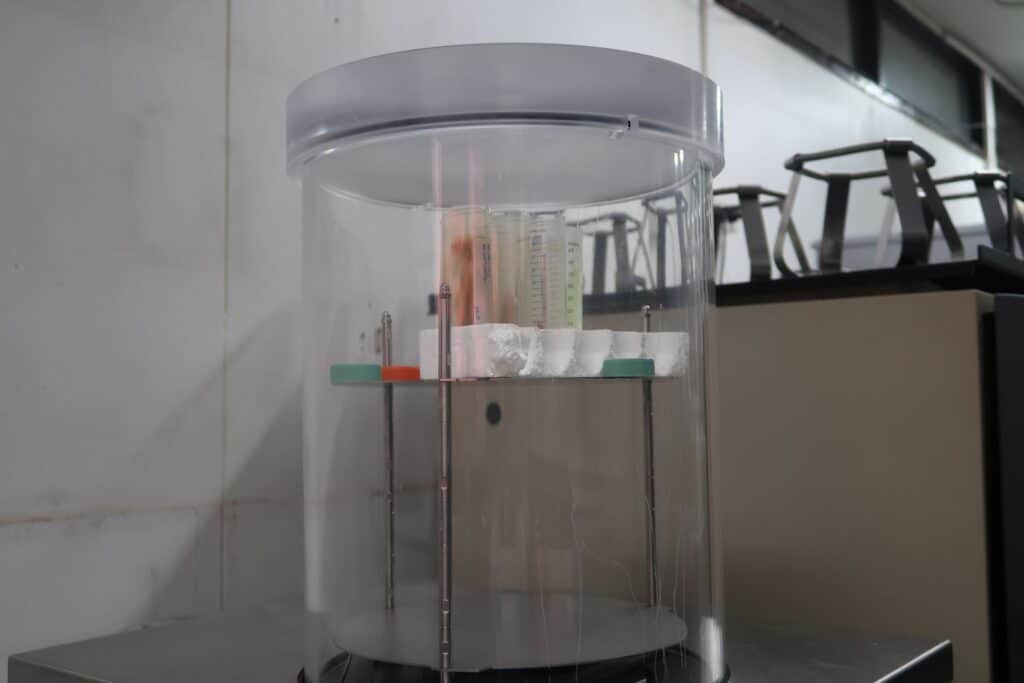  Quantitative determination of the target substance through the use of a high-pressure pump.