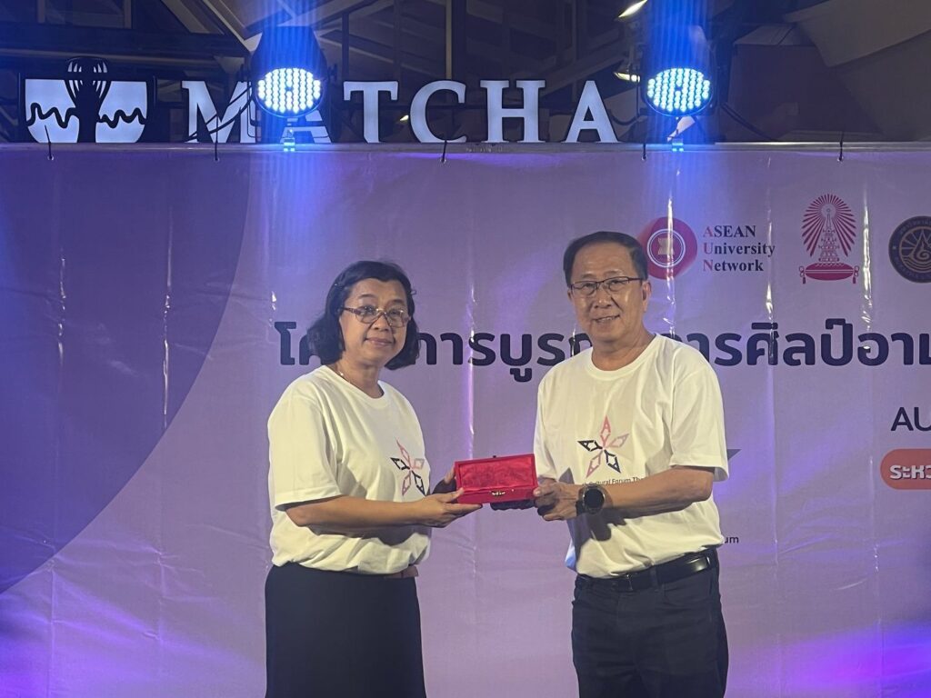 Professor Dr. Kumkom Pornprasit, Dean of the Faculty of Fine and Applied Arts, Chulalongkorn University gives a token of appreciation to Assoc. Prof. Dr. Watcharapol Wiboolyasarin, who represented Mahidol University.