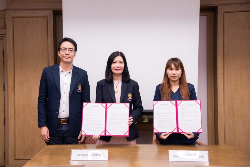 Assoc. Prof. Dr. Supaart Sirikantaramas from the Department of Biochemistry, Faculty of Science, Chulalongkorn University and Prof. Dr. Kaywalee Chatdarong, the Vice President for Strategic Planning, Innovation and Global Engagement, Chulalongkorn University together with Ms. Kedtida Cheevarungnapakul, the CEO of Innophytotech Co., Ltd signed an agreement to exercise rights under the petty patent owned by Chulalongkorn University.