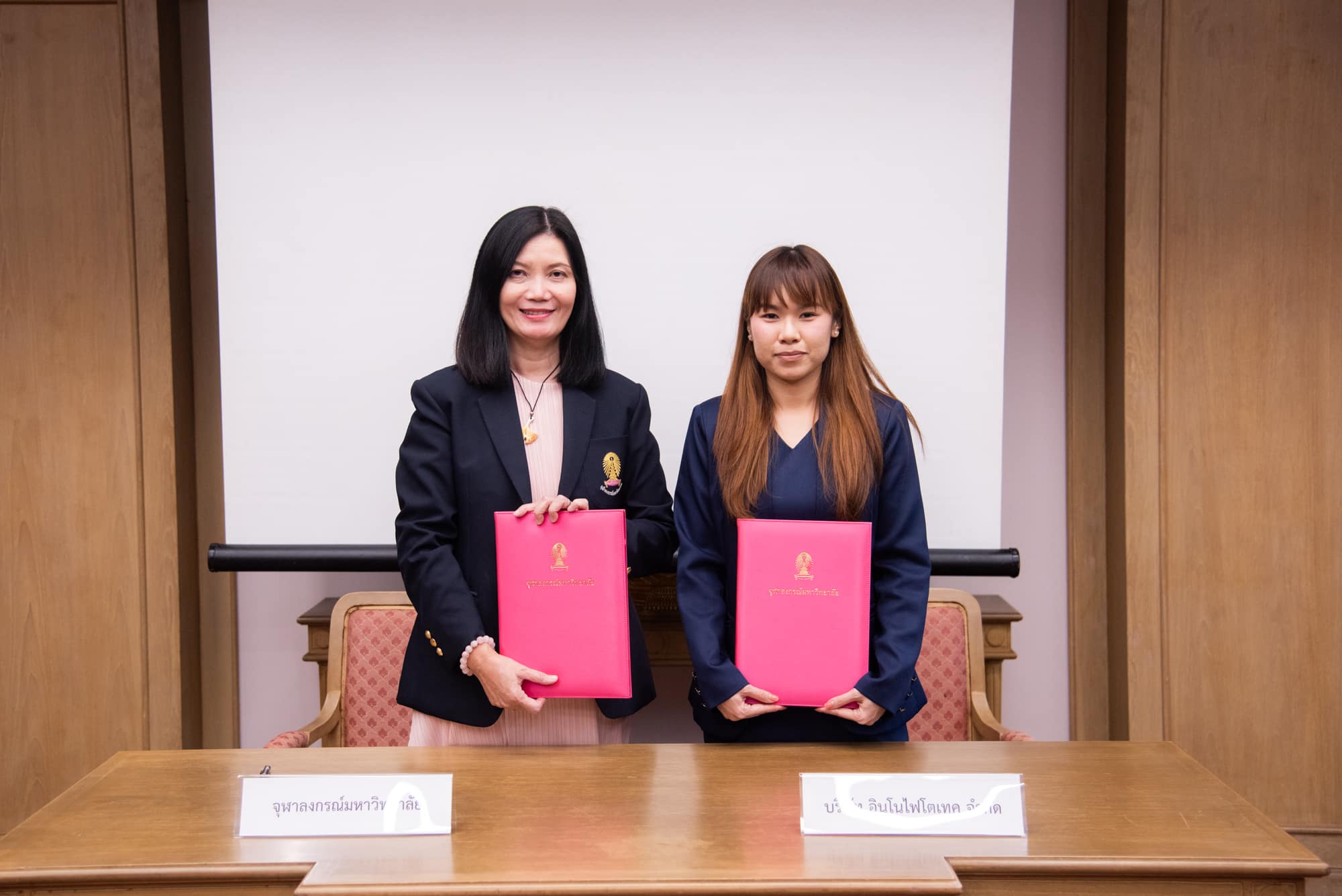 Chulalongkorn University’s Vice President for Strategic Planning, Innovation and Global Engagement Prof. Dr. Kaywalee Chatdarong and CEO of Innophytotech Co., Ltd. Ms. Kedtida Cheevarungnapakul, signed an agreement to gain rights under the petty patent owned by Chulalongkorn University.