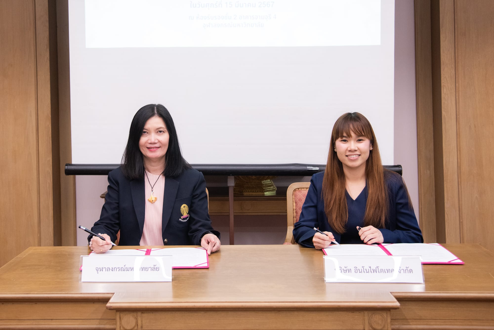 Chulalongkorn University’s Vice President for Strategic Planning, Innovation and Global Engagement Prof. Dr. Kaywalee Chatdarong and CEO of Innophytotech Co., Ltd. Ms. Kedtida Cheevarungnapakul, signed an agreement to gain rights under the petty patent owned by Chulalongkorn University.