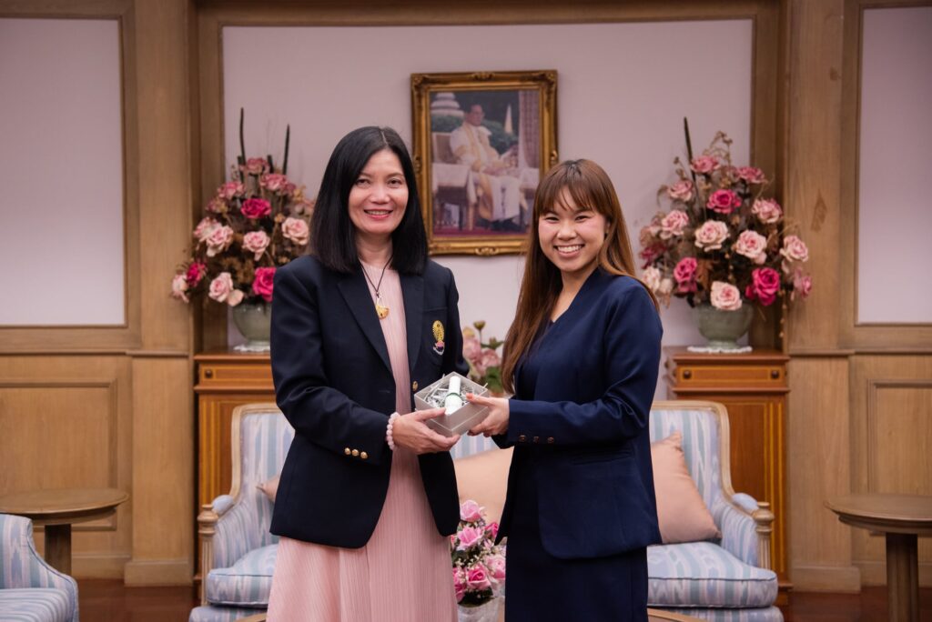 Prof. Dr. Kaywalee Chatdarong, the Vice President for Strategic Planning, Innovation and Global Engagement, Chulalongkorn University together with Ms. Kedtida Cheevarungnapakul, the CEO of Innophytotech Co., Ltd., expressed each other’s gratitude for the opportunity.