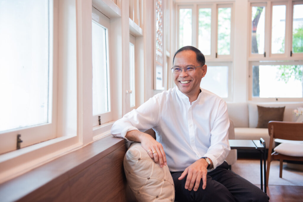 คุณกรรชิต จิตระทาน 
ผู้อำนวยการสำนักบริหารศิลปวัฒนธรรม จุฬาลงกรณ์มหาวิทยาลัย
Kunchit Jitratan, Director of the Office of Art and Culture, Chulalongkorn University