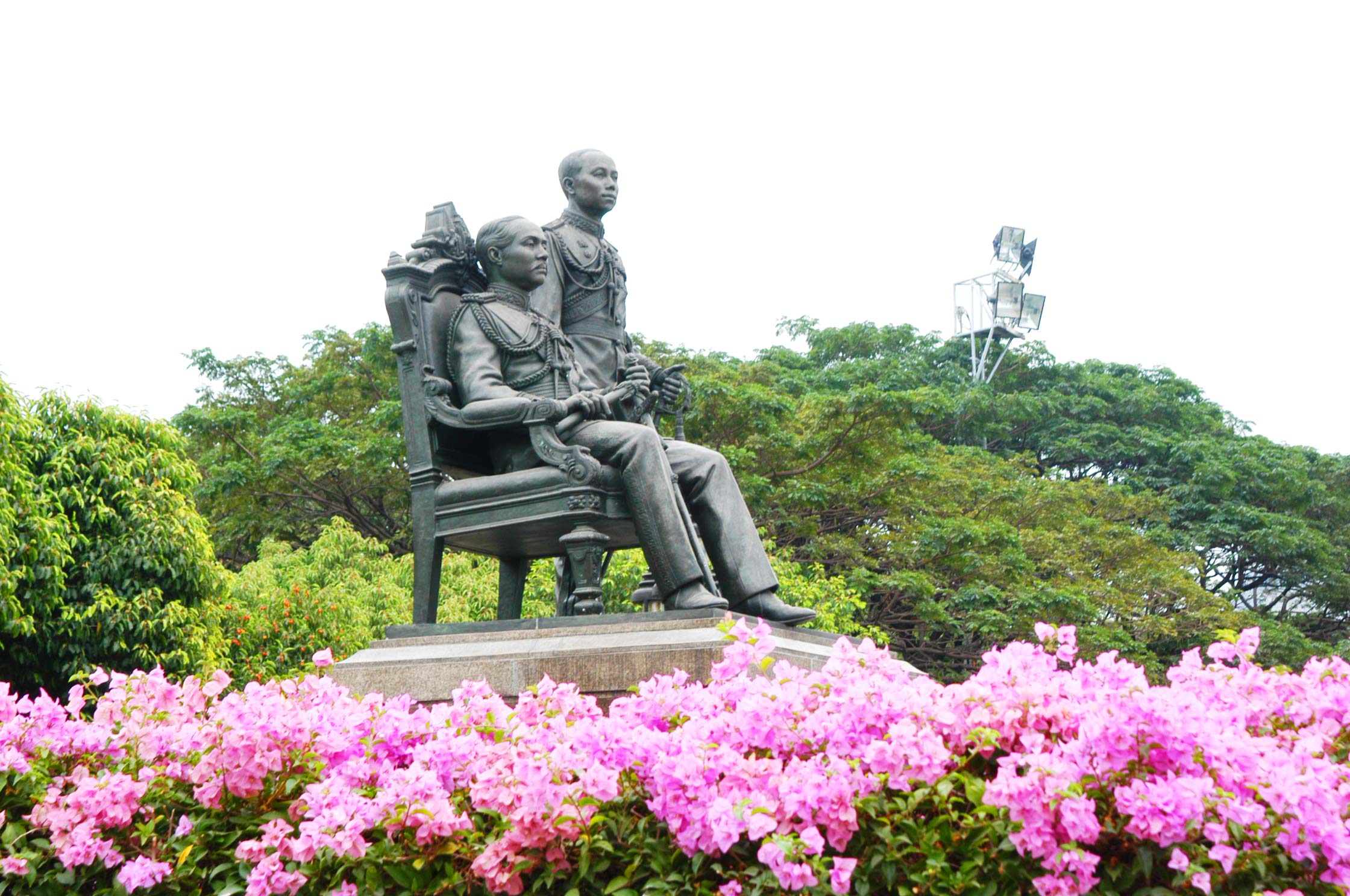 พระบรมราชานุสาวรีย์ 2 รัชกาล
the royal monument of King Chulalongkorn and King Vajiravudh.