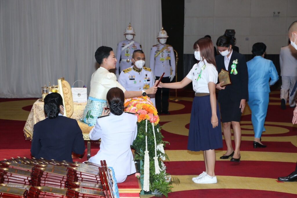 “Kamolchanok Sukphronah,” Chulalongkorn’s Veterinary Student Honored with 2024 Outstanding Youth of Bangkok Award in Morality and Ethics