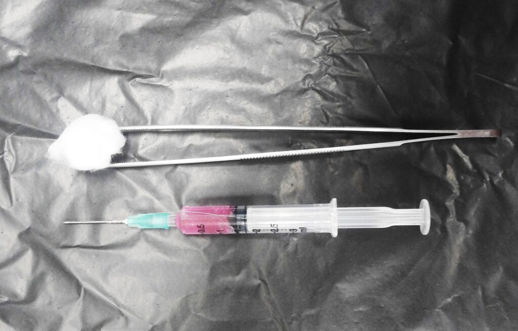 อุปกรณ์ฉีดยาติดตั้งฉนวนจับสัญญาณ
An injection equipment equipped with signal capture insulation.
