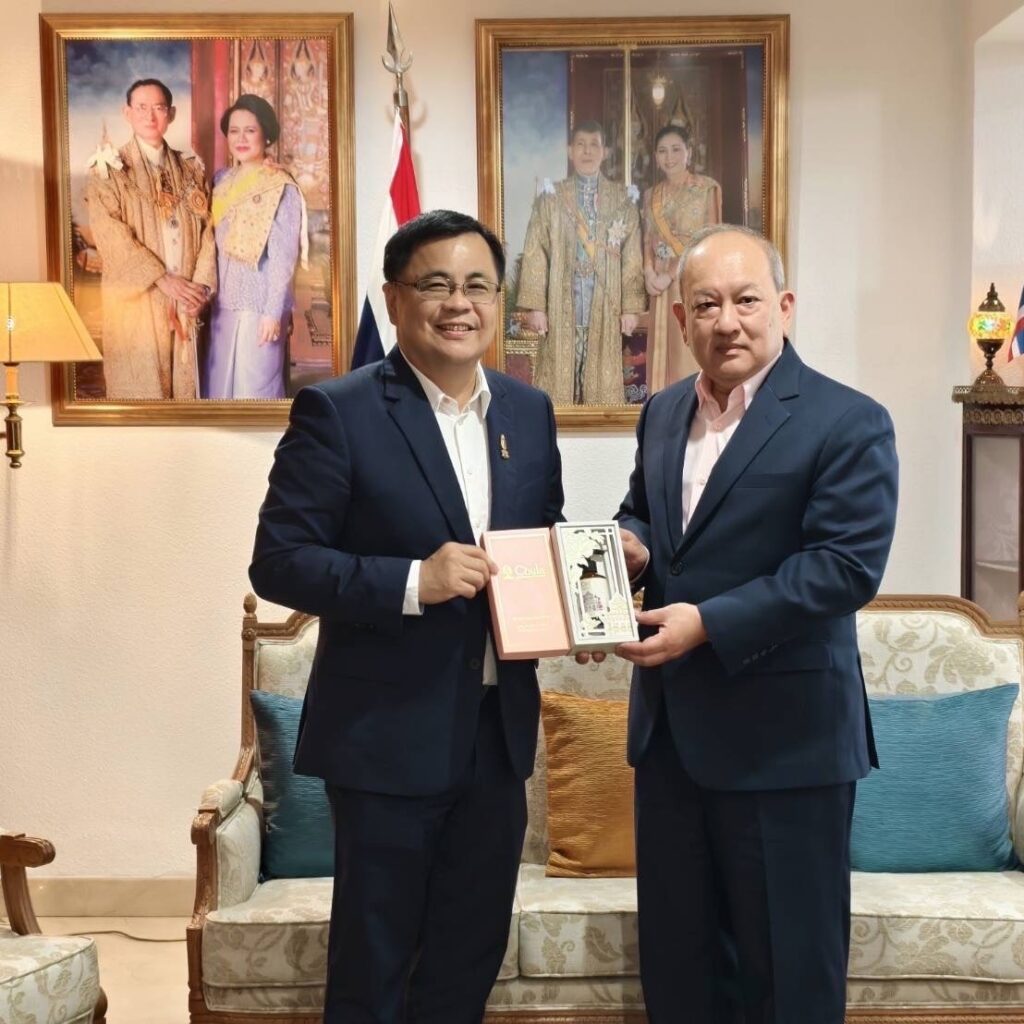 Professor Dr. Wilert Puriwat, President, Chulalongkorn University (left) and 
Mr. Vosit Vorasup, Ambassador of Thailand to Spain (right)