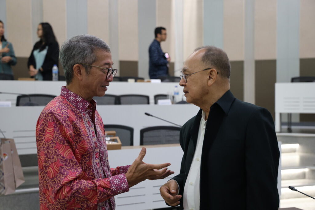 H.E. Mr. Rachmat Budiman, Indonesian Ambassador to the Kingdom of Thailand (left) and 
Kasit Piromya, Former Thai Foreign Minister and Senior Fellowship of ISIS Thailand