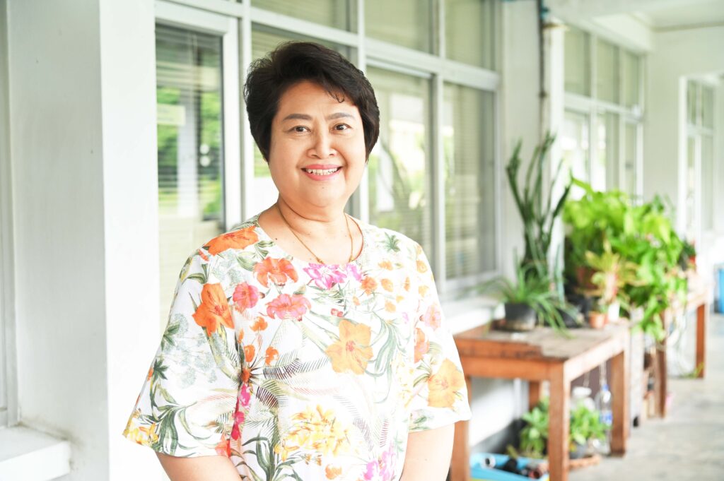 คุณปริญญนุช กลิ่นรัตน์ เจ้าหน้าที่บริการวิทยาศาสตร์ (ชำนาญการ) ภาควิชาพฤกษศาสตร์ คณะวิทยาศาสตร์ จุฬาฯ 