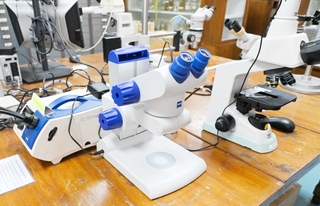 กล้องจุลทรรศน์สเตอริโอ (Stereo Microscope) หรือ Dissecting Microscope เครื่องมือที่ใช้ตรวจวิเคราะห์ตัวอย่างพืช