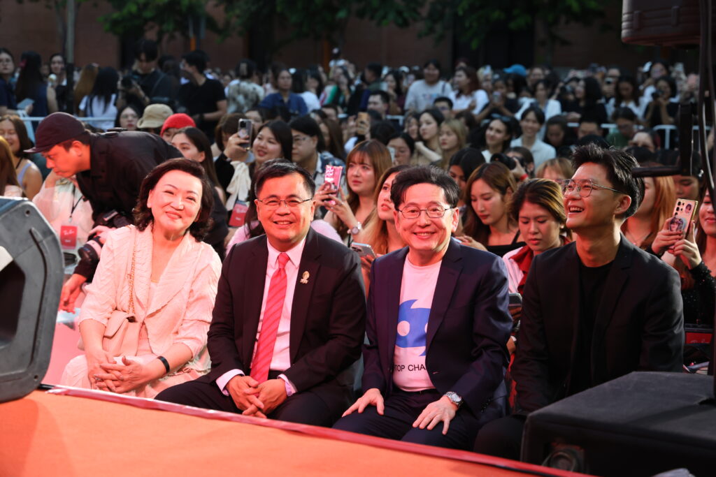 Chula Congratulates Ray-Ban and Top Charoen Executives at Ray-Ban Pop-Up Event, Siam Square 