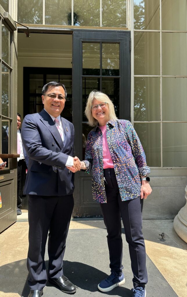 Prof. Dr. Wilert Puriwat, President, Chulalongkorn University (left) and 
Prof. Sally Kornbluth, President, Massachusetts Institute of Technology (MIT) (right) 