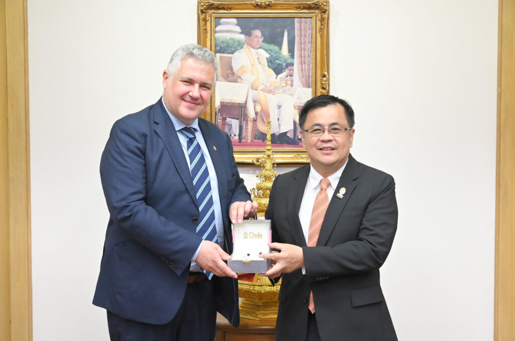 Prof. Dr. Clive Roberts, Dean, Faculty of Science, Durham University in the United Kingdom (left) and 
Prof. Dr. Wilert Puriwat, President, Chulalongkorn University (right) 