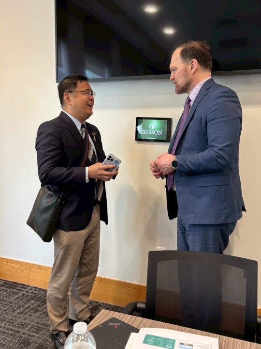 Professor Dr. Wilert Puriwat, President, Chulalongkorn University (left) and 
Mr. D.R. Widder, Vice President of Innovation, Babson College
