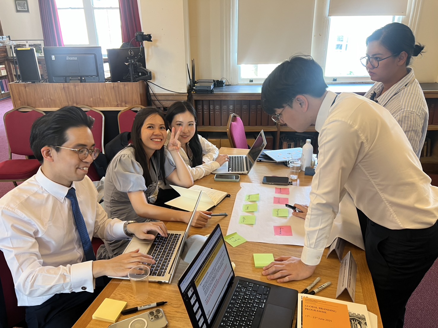 Chula President Leads MBM Students to Study at the University of Cambridge to Broaden Global Branding Perspectives 