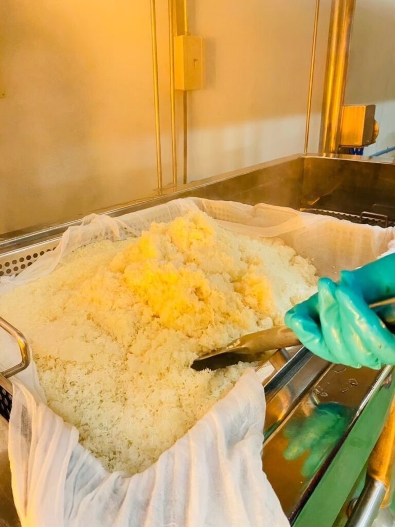 ข้าวเหนียวทำให้สุกบางส่วนและนำไปทำแห้งก่อน