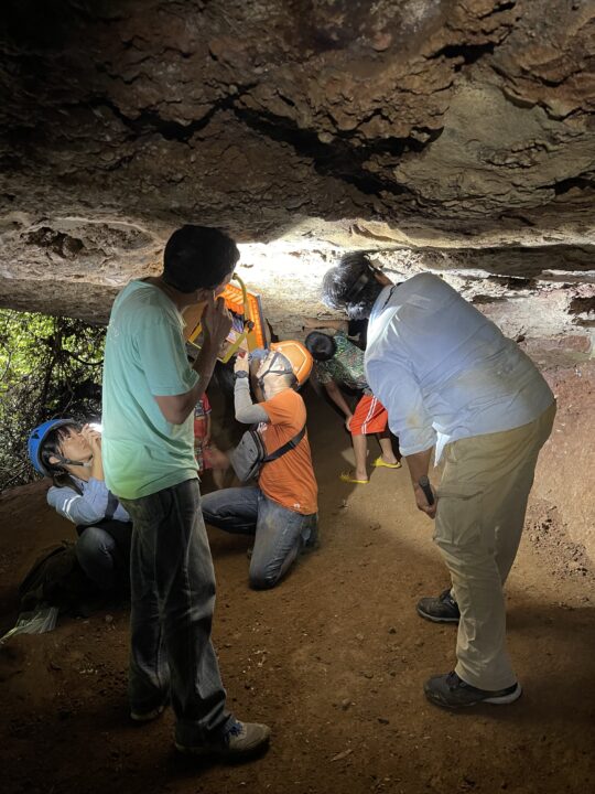 Cave exploration for rock sediments containing prehistoric animal fossils.
การสำรวจถ้ำมุ่งหาหินตะกอน เพราะมีฟอสซิลของสัตว์ดึกดำบรรพ์เข้าไปอุด