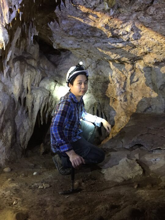 Paleontologists are those who study the physical characteristics, lifestyles, and evolutionary history of ancient organisms, based on information or traces of these animals and plants recorded and preserved in rock layers. They are a branch of geology and biology.
นักบรรพชีวินวิทยา Paleontologist คือ ผู้ที่ศึกษาลักษณะรูปร่าง ลักษณะความเป็นอยู่ และประวัติศาสตร์ทางวิวัฒนการของสิ่งมีชีวิตบรรพกาล โดยอาศัยข้อมูลหรือร่องรอยต่าง ๆ ของสัตว์และพืชนั้น ๆ ที่ถูกเก็บบันทึกและรักษาไว้ในชั้นหิน จัดเป็นแขนงหนึ่งของวิชาธรณีวิทยาและชีววิทยา