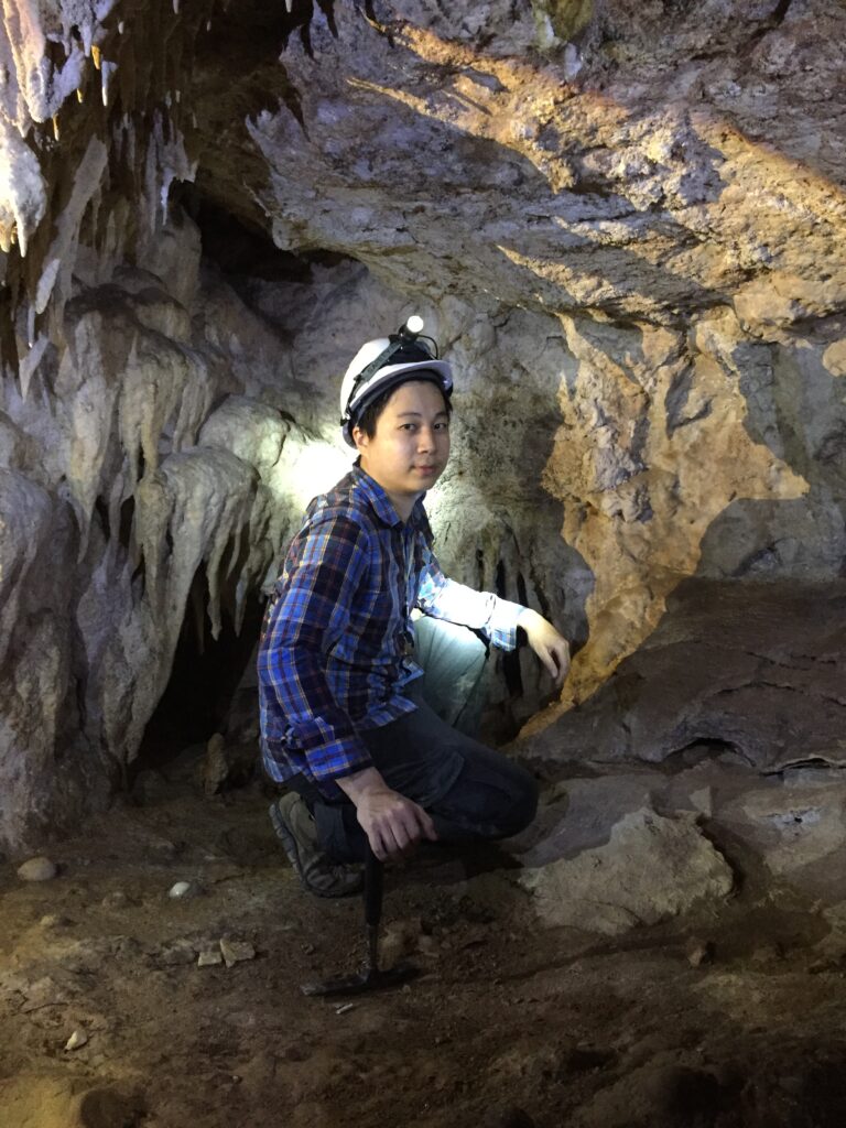 นักบรรพชีวินวิทยา Paleontologist คือ ผู้ที่ศึกษาลักษณะรูปร่าง ลักษณะความเป็นอยู่ และประวัติศาสตร์ทางวิวัฒนการของสิ่งมีชีวิตบรรพกาล โดยอาศัยข้อมูลหรือร่องรอยต่าง ๆ ของสัตว์และพืชนั้น ๆ ที่ถูกเก็บบันทึกและรักษาไว้ในชั้นหิน จัดเป็นแขนงหนึ่งของวิชาธรณีวิทยาและชีววิทยา