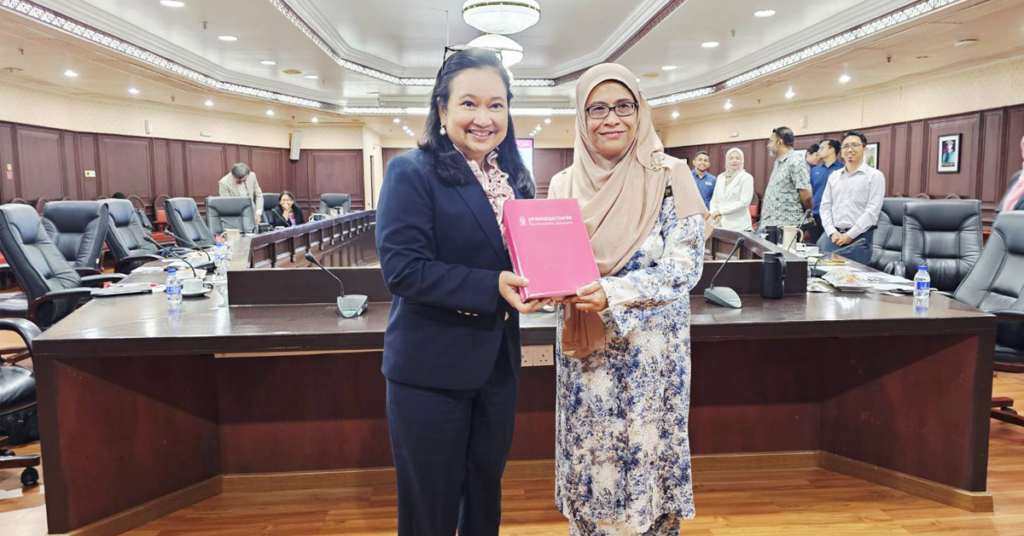 Professor Parichart Sthapitanonda, Vice President, Chulalongkorn University (left) and 
Prof. Dr. Zailah Binti Mohd Suki, Dean, School of Graduate Studies, University Putra Malaysia (UPM)
