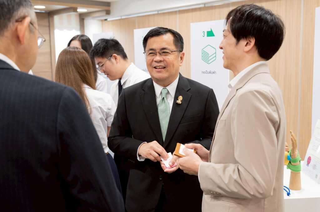 Chulalongkorn University and UNIQLO Launch Happy Gloves Project to Support Children with Cerebral Palsy 