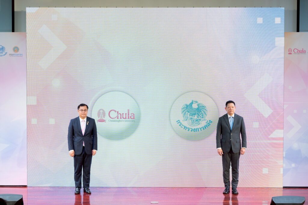 Professor Dr. Wilert Puriwat, President, Chulalongkorn University (left) and 
Mr. Lavaron Sangsnit, Permanent Secretary, Ministry of Finance (right)