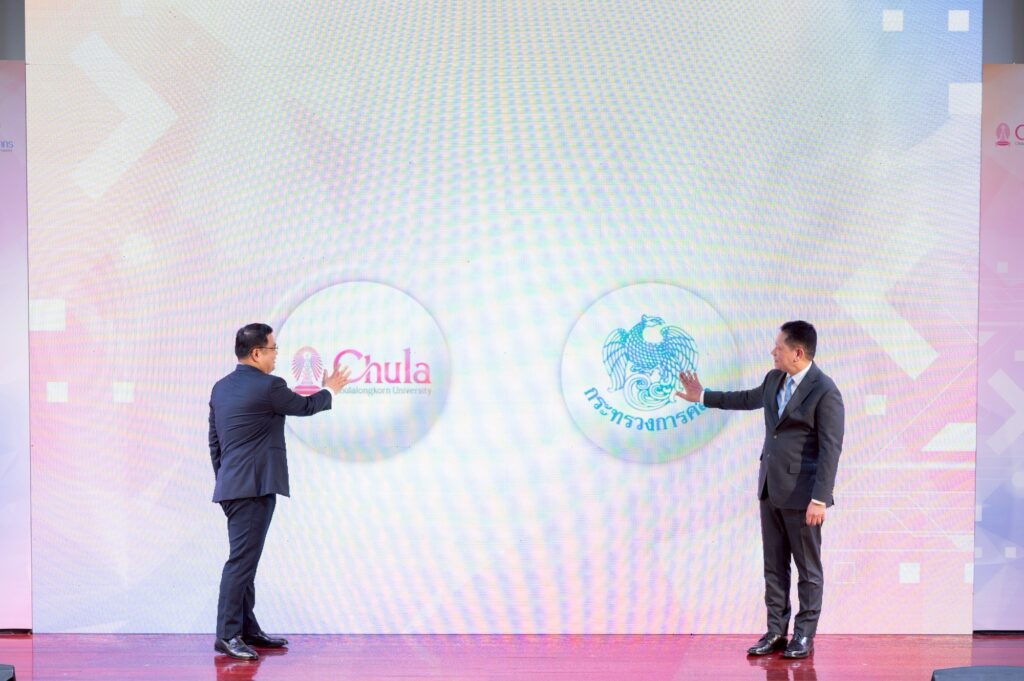 Professor Dr. Wilert Puriwat, President, Chulalongkorn University (left) and 
Mr. Lavaron Sangsnit, Permanent Secretary, Ministry of Finance (right)
