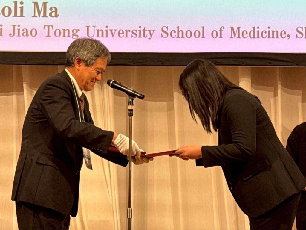 ทนพญ. ลักษณ์นารา ตั้งสุนันท์ธรรม  ขณะรับรางวัล