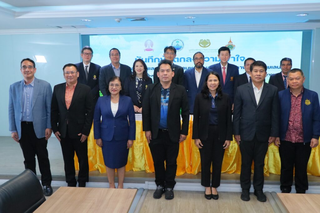 Chula Signs MOU on Mangrove Biodiversity Survey 


คณะทีมงานจากจุฬาฯ กรมทรัพยากรทางทะเลและชายฝั่ง (ทช.) มูลนิธิแม่ฟ้าหลวง ในพระบรมราชูปถัมภ์ และมหาวิทยาลัยเทคโนโลยีราชมงคลศรีวิชัย ร่วมถ่ายรูปร่วมกัน
