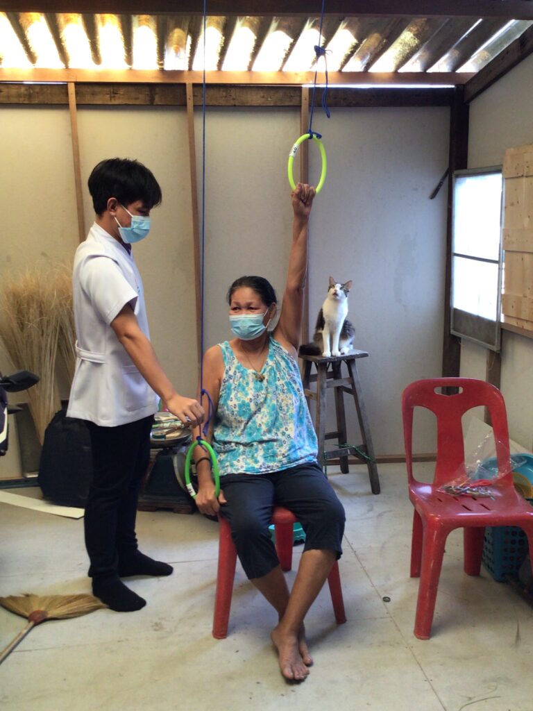 การประดิษฐ์รอกจากทรัพยากรในพื้นที่เพื่อบริหารไหล่