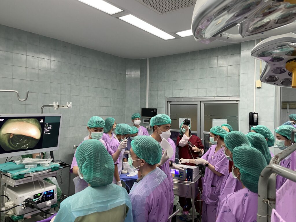 บรรยากาศการสอนส่องกล้องโดย Deep GI ผู้ป่วย 200 ราย
ที่จังหวัดอุทัยธานี เพื่อให้แพทย์ทั่วไปได้เรียนรู้
