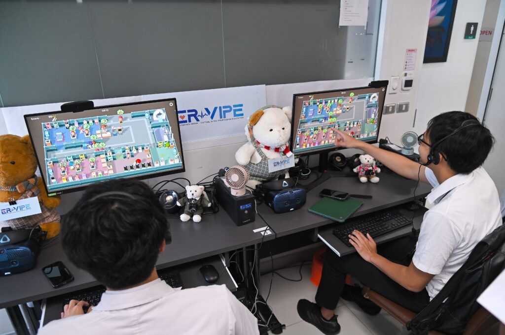บรรยากาศการเล่นเกมสถานการณ์จำลองห้องฉุกเฉินชื่อว่า ER-VIPE 
หรือ Emergency Room – Virtual Interprofessional Education