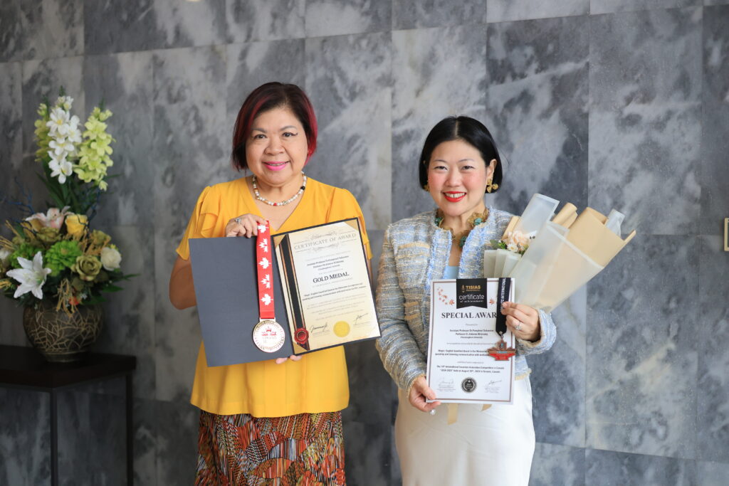ผศ. ดร.พรพิมล ศุขะวาที และ ศ. ดร.จินตวีร์ คล้ายสังข์ 
จากศูนย์เชี่ยวชาญเฉพาะทางสิ่งประดิษฐ์และนวัตกรรมการศึกษา คณะครุศาสตร์ จุฬาฯ 