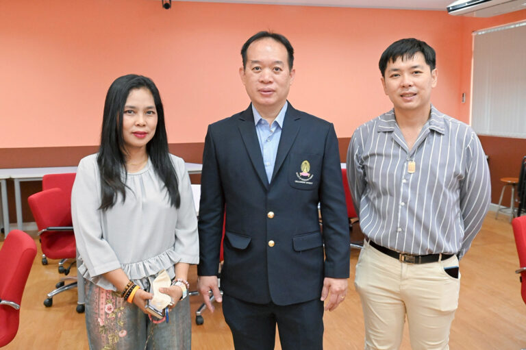 รศ. น.สพ.ก้องเกียรติและทีมงาน