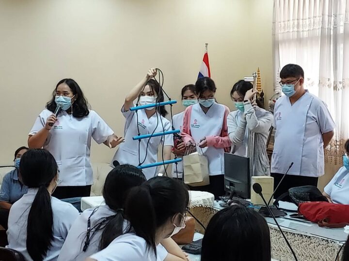 The fabrication of PVC pipes is used for shoulder joint management with limited mobility or joint adhesion.


การประดิษฐ์ท่อ PVC ใช้สำหรับบริหารข้อไหล่ที่มีการจำกัดการเคลื่อนไหวหรือมีภาวะการยึดตืดของข้อ