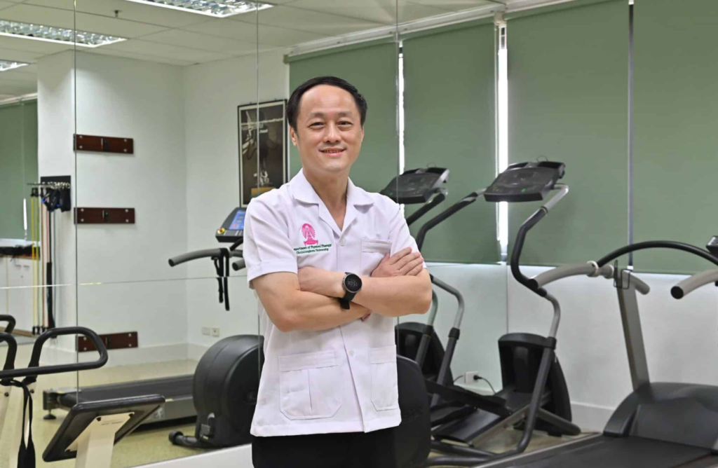 รศ. กภ. สมนึก กุลสถิตพร รองคณบดีด้านบริหารและบริการวิชาการ คณะสหเวชศาสตร์ จุฬาลงกรณ์มหาวิทยาลัย