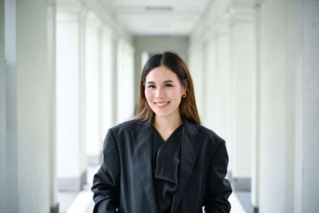 ดร.อุษา ประชากุล ดุษฎีบัณฑิตจากคณะศิลปกรรมศาสตร์ จุฬาลงกรณ์มหาวิทยาลัย สาขาวิชานฤมิตศิลป์ (แฟชั่นและสิ่งทอ)