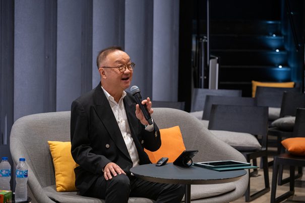 คุณชัยรัตน์ สุระจรัส ประธานกรรมการบริหาร บริษัท ระฟ้า จำกัด