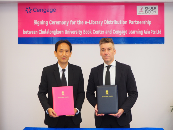 Mr. Kriangsak Honsawek, Managing Director of Chula Book Center (left)
and Mr. Michael Cahill, Senior Director of Sales, Cengage Learning Asia (right)