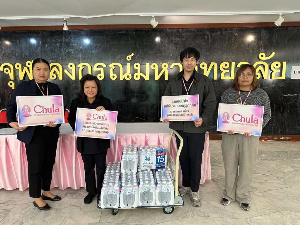 Chula Personnel join forces as volunteers to pack survival bags to aid flood victims in Southern Thailand 