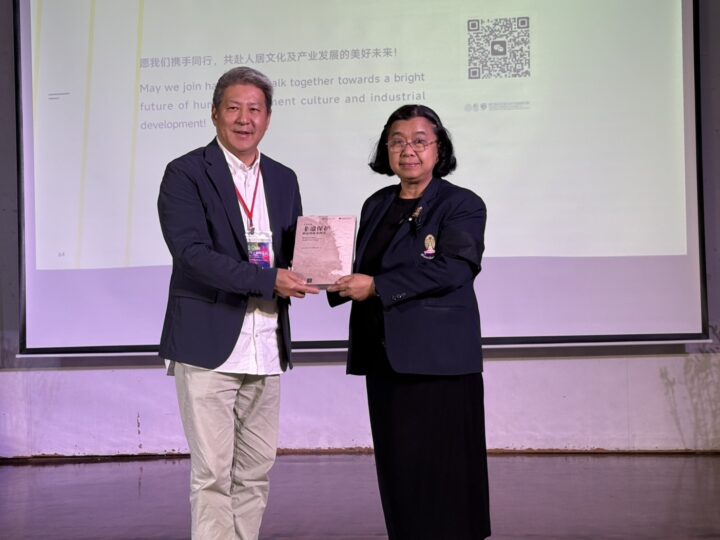 Prof. Wang Jiansong, Dean, School of Fine Arts and Design/Director of the Tsinghua (Qingdao) Academy of Arts and Science Innovation Research (left) &
 Professor Dr. Kumkom Pornprasit, Dean, Faculty of Fine and Applied Arts, Chulalongkorn University (right)