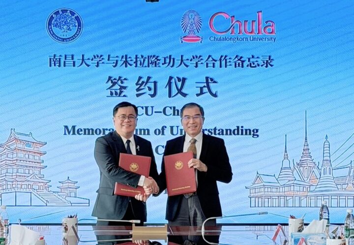 Prof. Dr. Wilert Puriwat, President of Chulalongkorn University (left)
 and Prof. Chen Yeguang, President, Nanchang University (right)