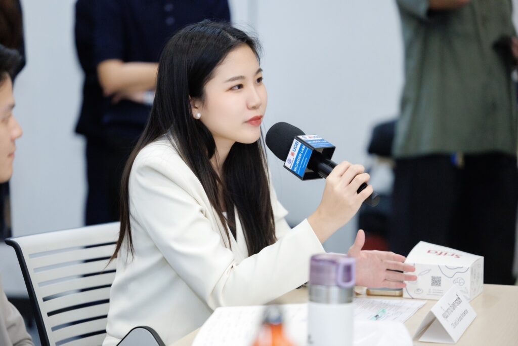 คุณชนากานต์ ขจรเสรีขณะเป็นวิทยากรฝึกอบรมให้กับองค์กร