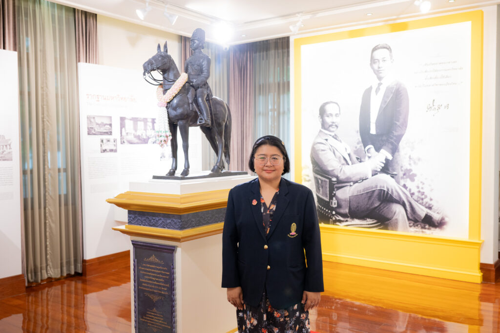 คุณพิมพ์พิศา กำเนิดจิรมณี ผู้อำนวยการหอประวัติ สำนักบริหารศิลปวัฒนธรรม จุฬาลงกรณ์มหาวิทยาลัย